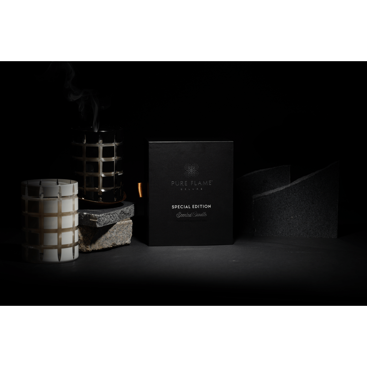 PURE FLAME – Poudrée Crystal Edition „Deluxe“ Duftkerze in Weiß - Clamora